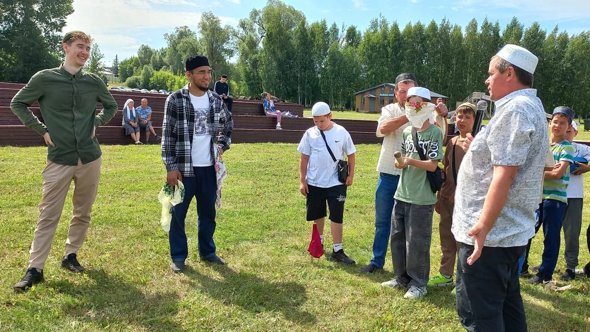 На детском мусульманском Сабантуе в Кайбицах гостей угостили картофелем-фри, попкорном  и пловом