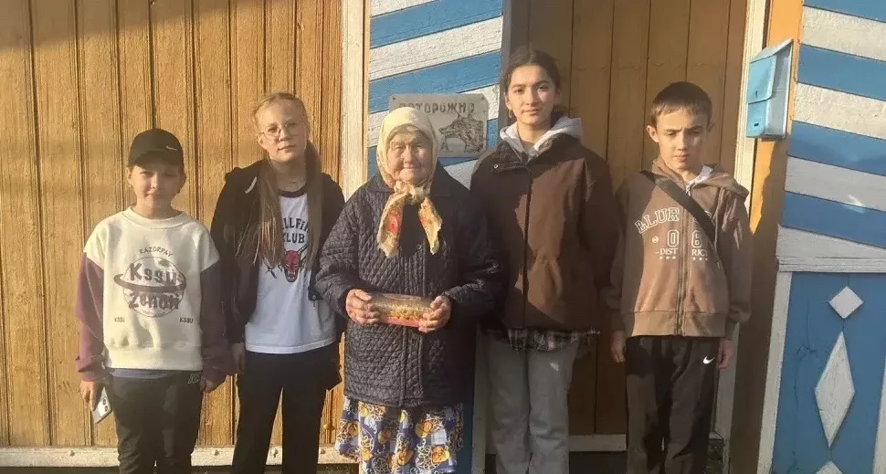 Ученики Хозесановской школы навестили пожилых односельчан в День уважения и доброты