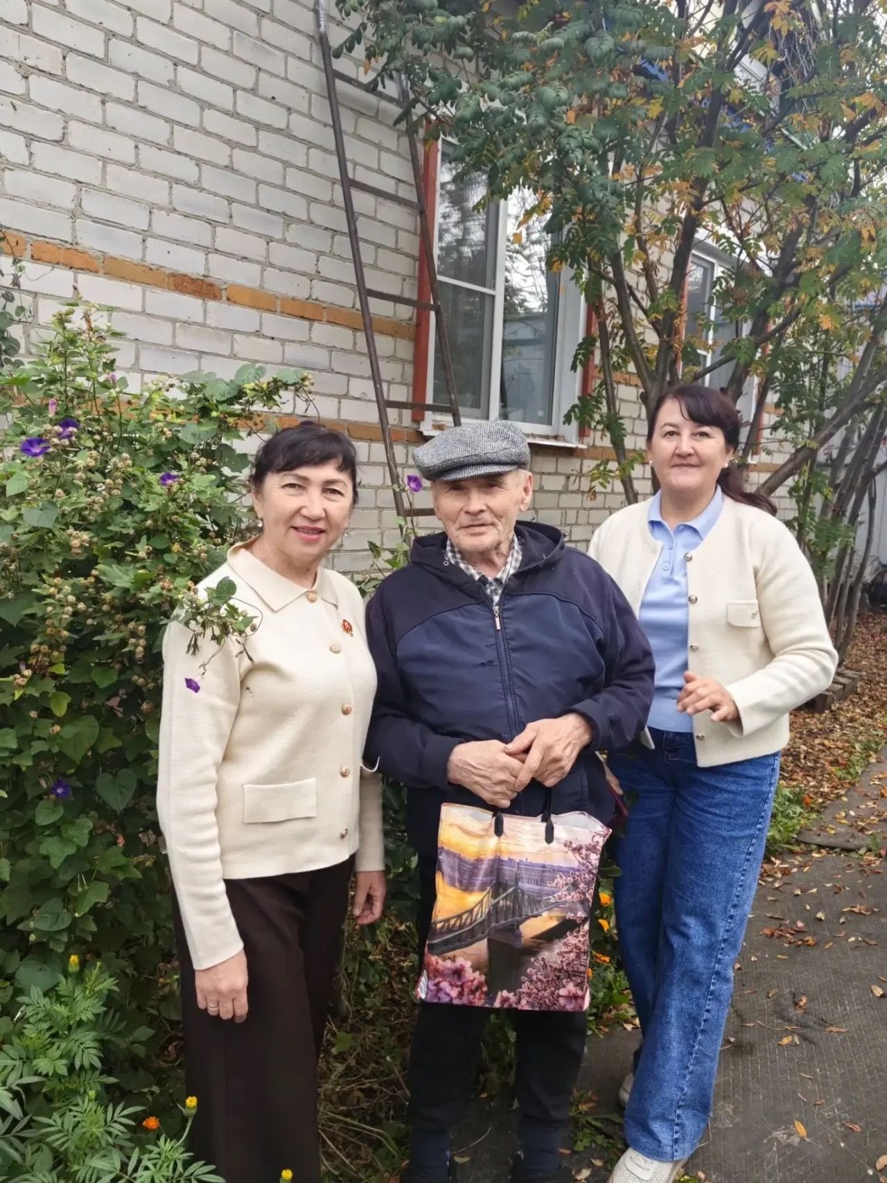 Связь поколений в Кайбицком районе: коллектив КЦСОН «Омет» навестил коллег-ветеранов