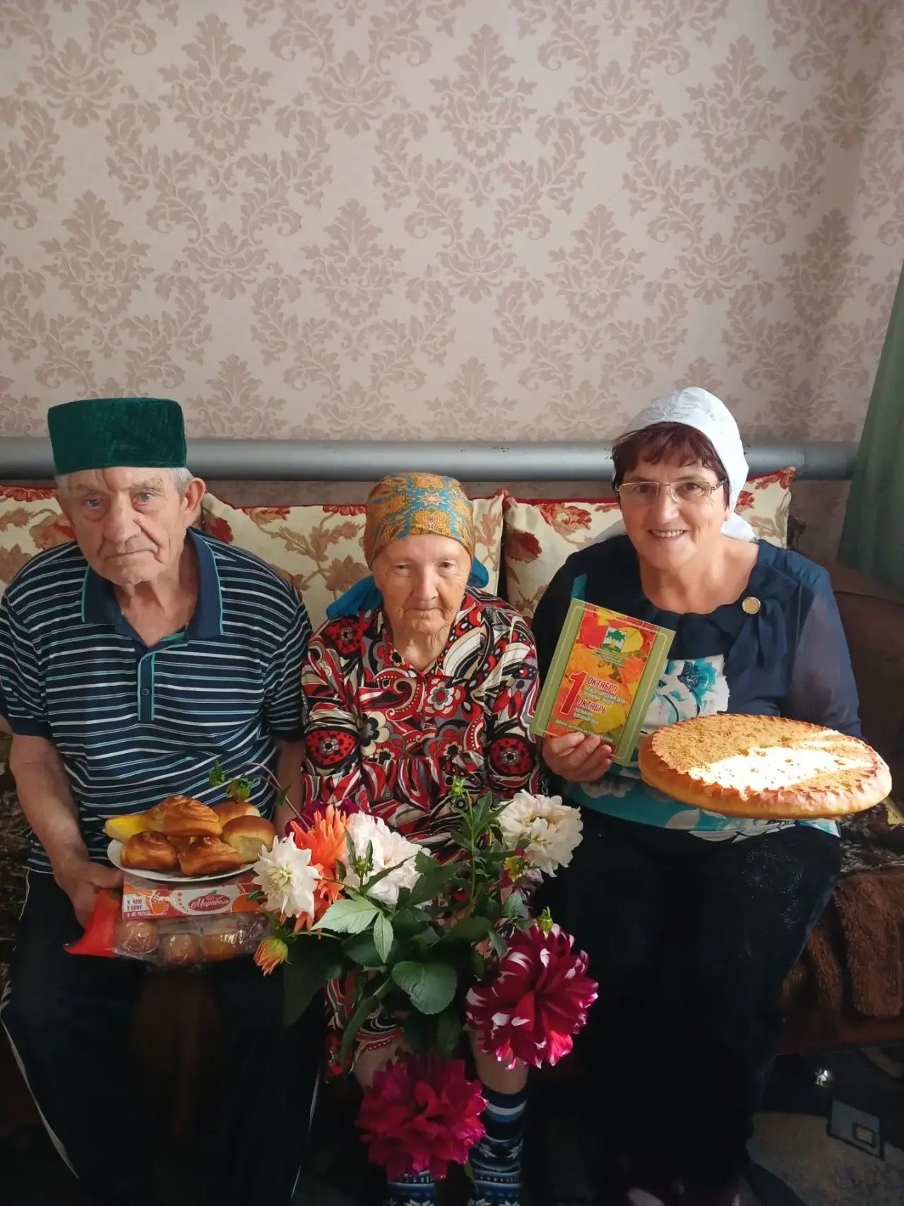 Праздник в каждый дом: сотрудники центра «Омет» навестили пожилых граждан