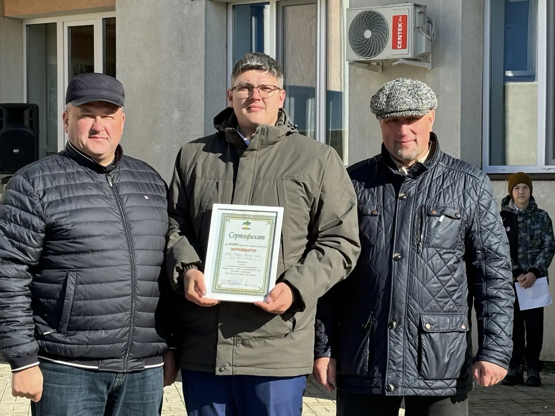 Урожай труда и традиций: в Кайбицах прошла школьная ярмарка „Дары осени“
