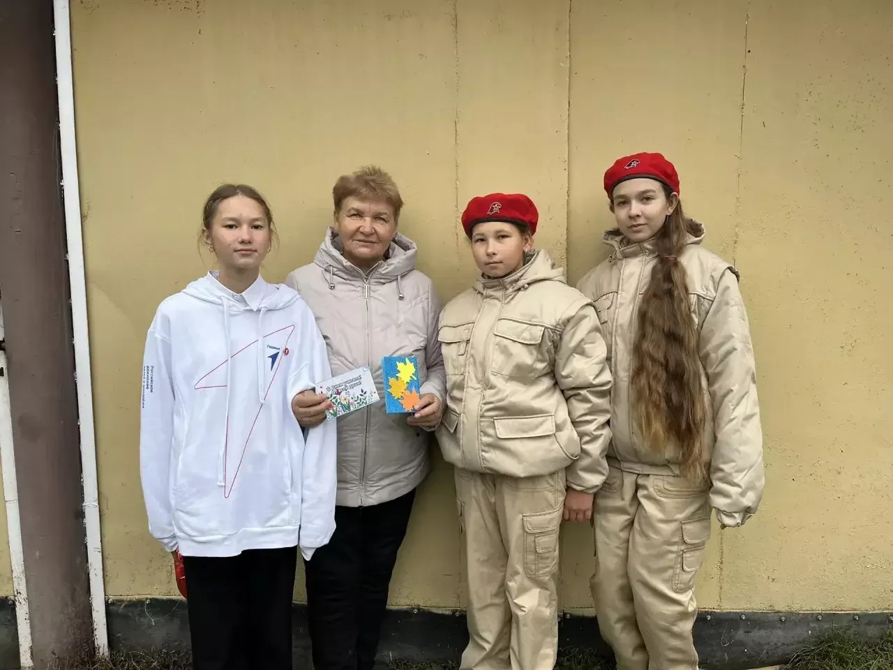 Связь поколений: активисты Хозесановской СОШ поздравили учителей-ветеранов