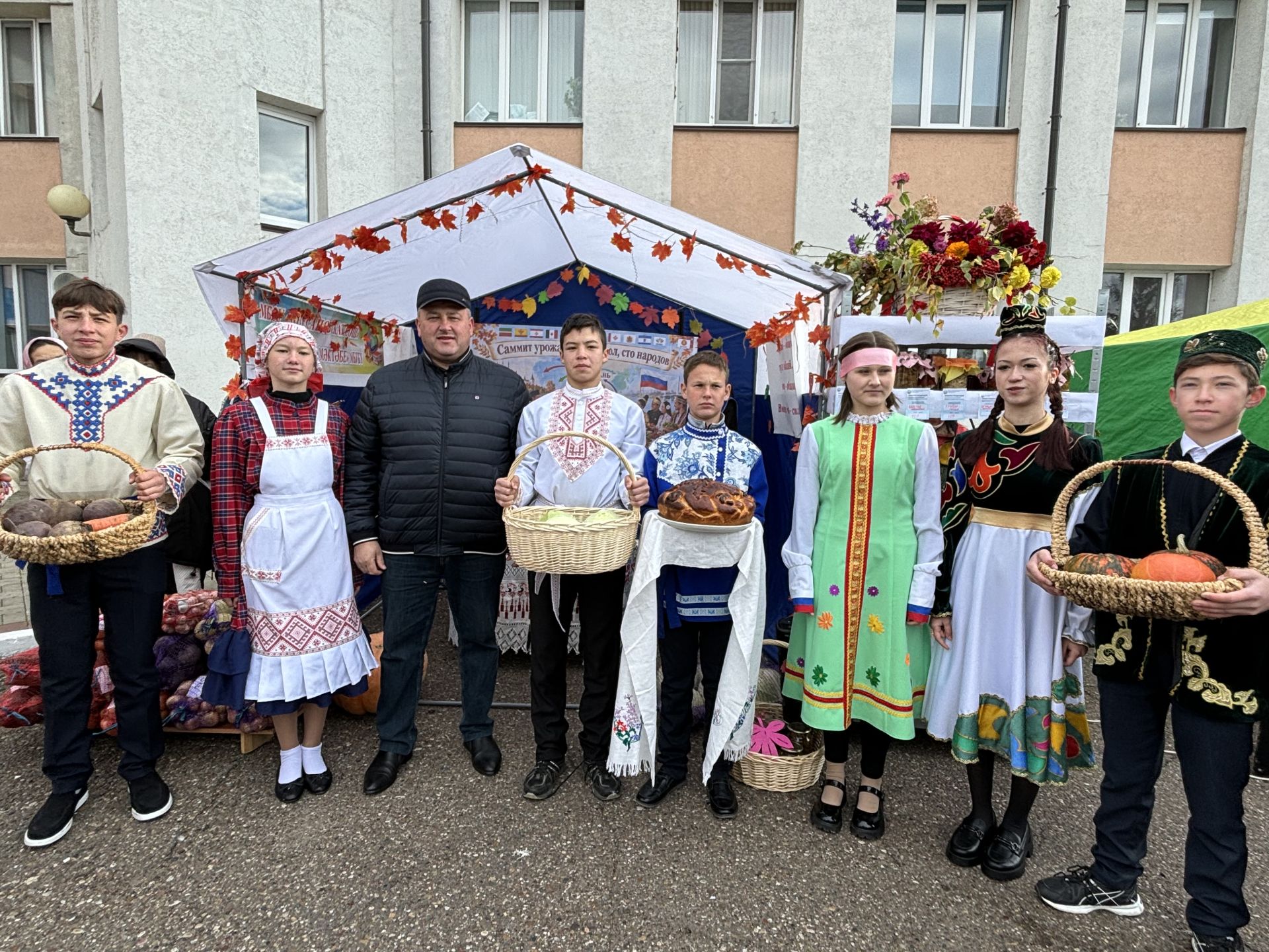 В Кайбицком районном центре состоялась традиционная школьная ярмарка «Дары осени»