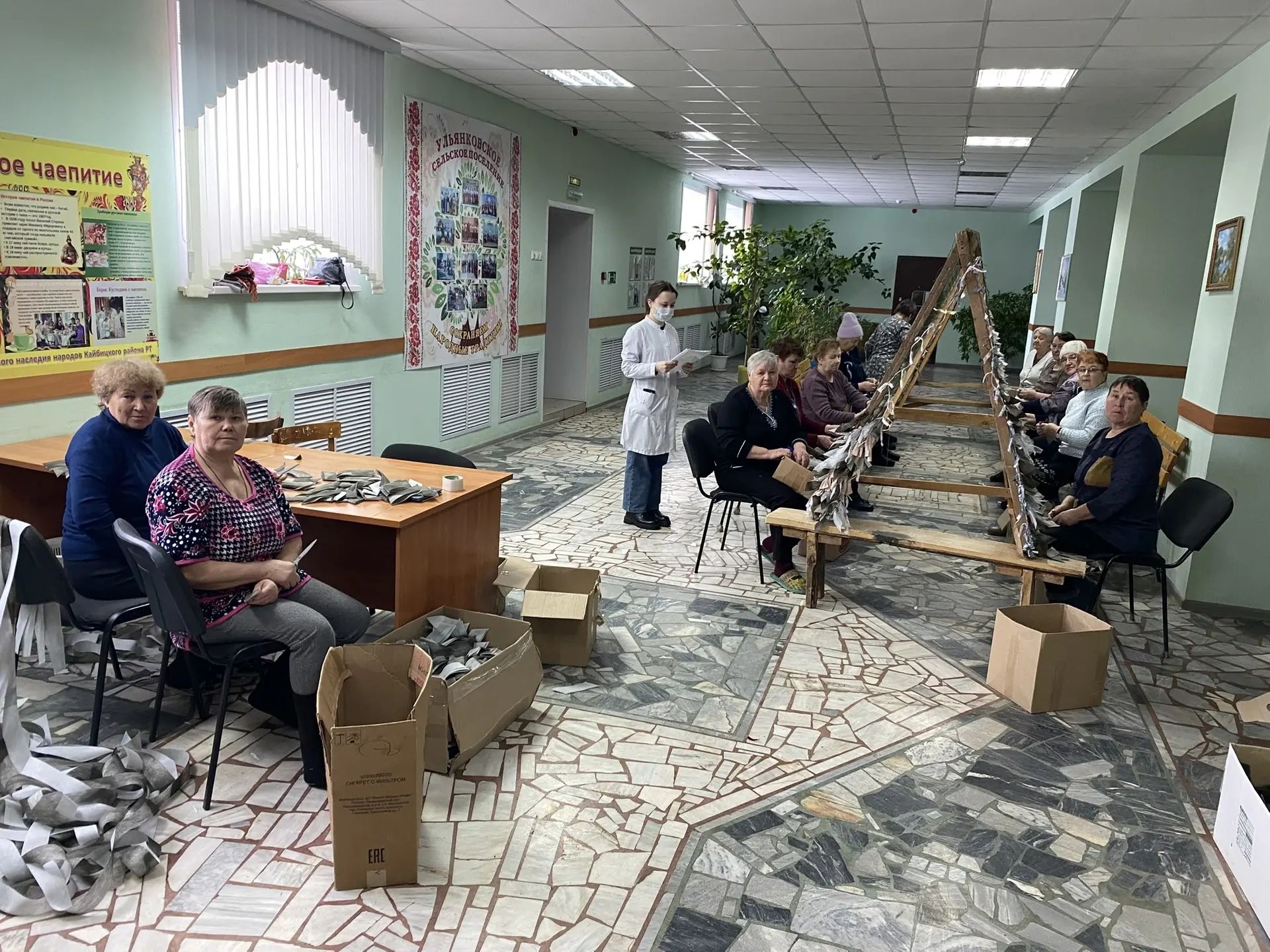 В Ульянковском доме культуры для волонтёров, плетущих маскировочные сети, прошла профилактическая беседа о гриппе и сезонных простудных заболеваниях