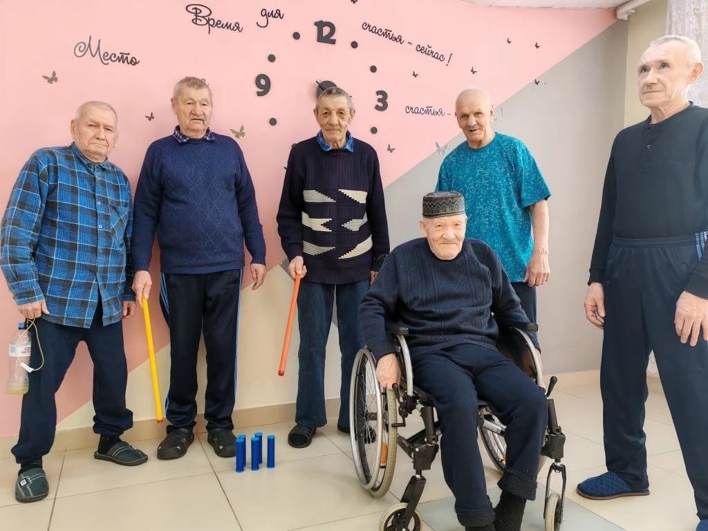 Проживающие в интернате ГБУ «Кайбицкий ДИПИ» МТЗ и СЗ РТ любят проводить время в активных играх, и одной из самых популярных среди них является игра «городки»