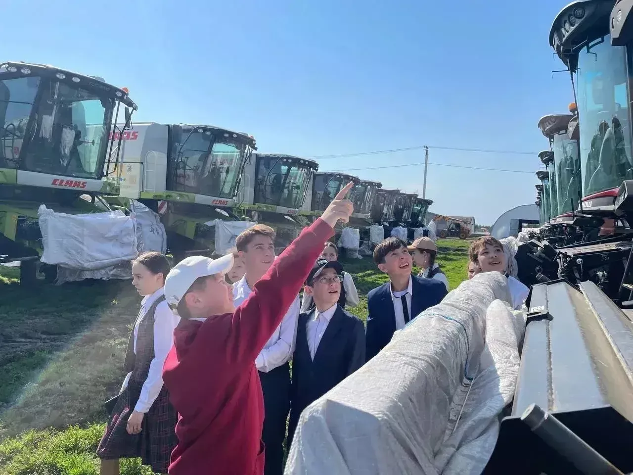 Ученики Хозесановской средней школы приняли участие в профориентационной экскурсии в машинно-тракторный парк «Август Кайбицы»