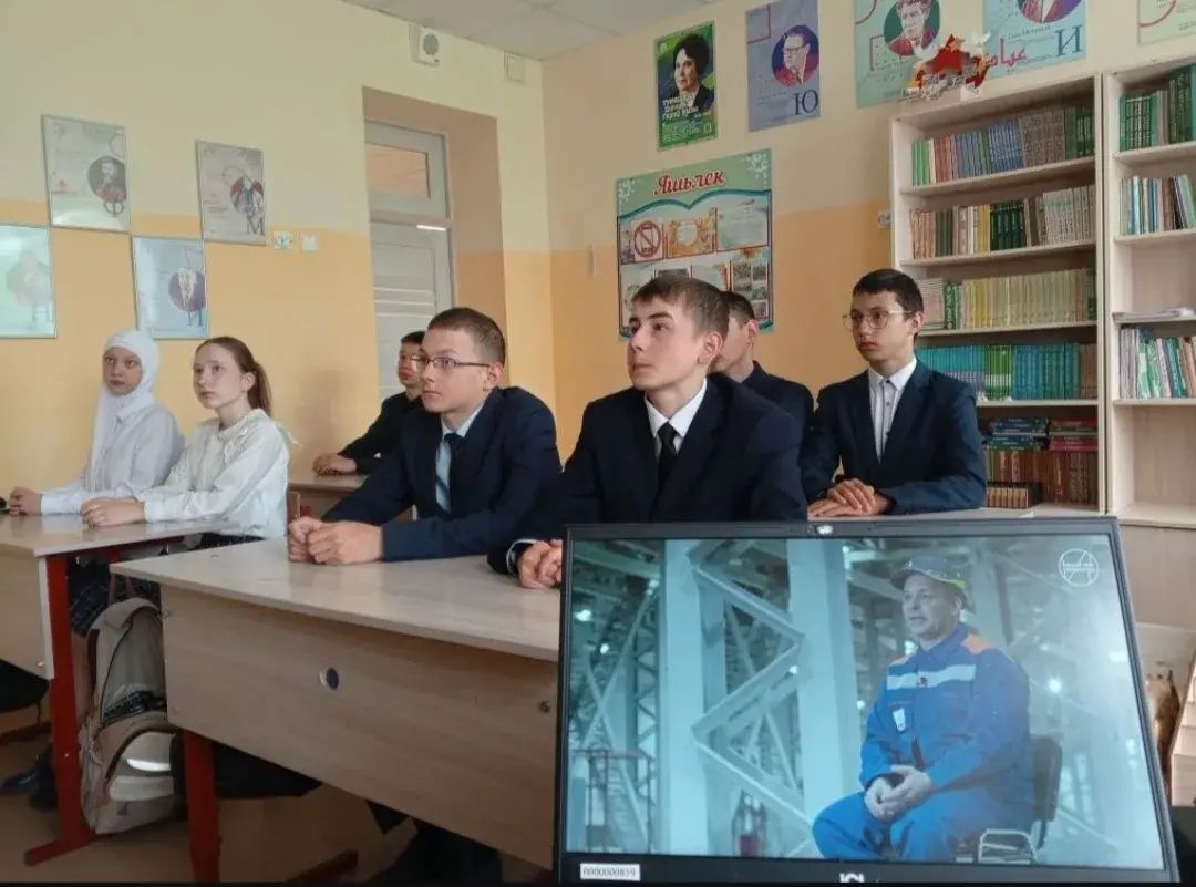 Создавая будущее: в Кушманской школе прошли классные часы «Россия — Мои горизонты»
