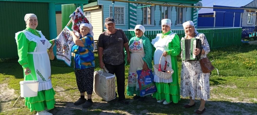 С душой и гармонью: в Бурундуках прошел традиционный сбор подарков к Сабантую