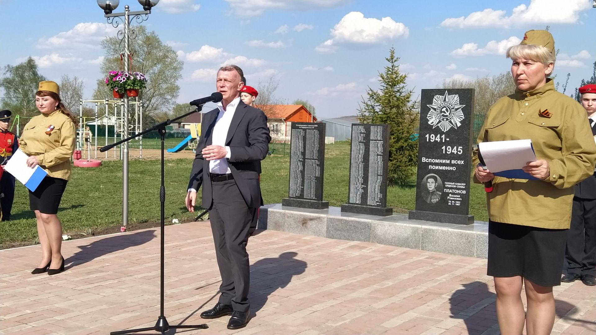 На открытии бюста полному кавалеру ордена Славы в Надеждине присутствовал депутат Госдумы РФ