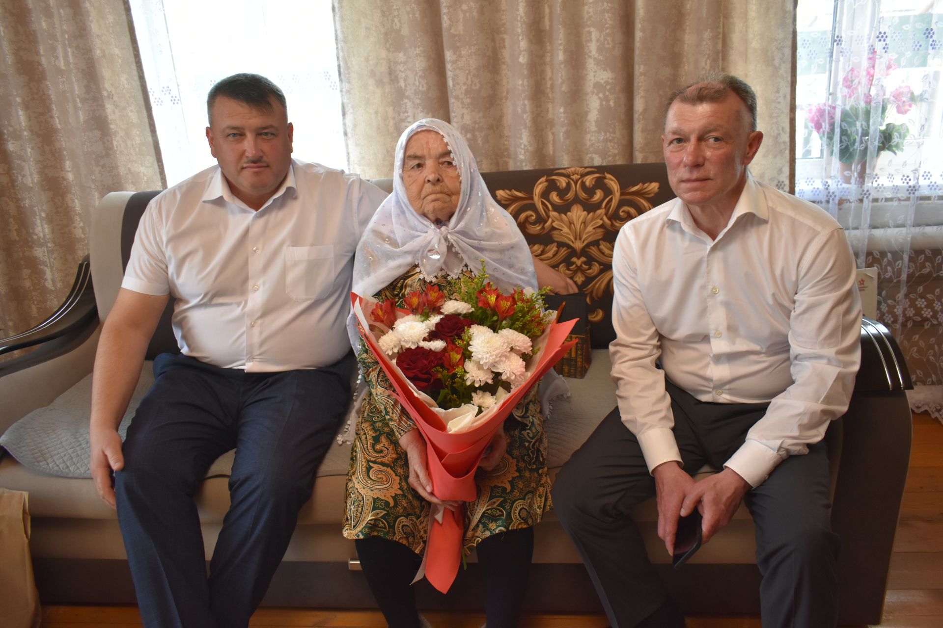 В преддверии Дня Победы Максим Топилин навестил в Малых Кайбицах 92 летнюю жительницу блокадного Ленинграда