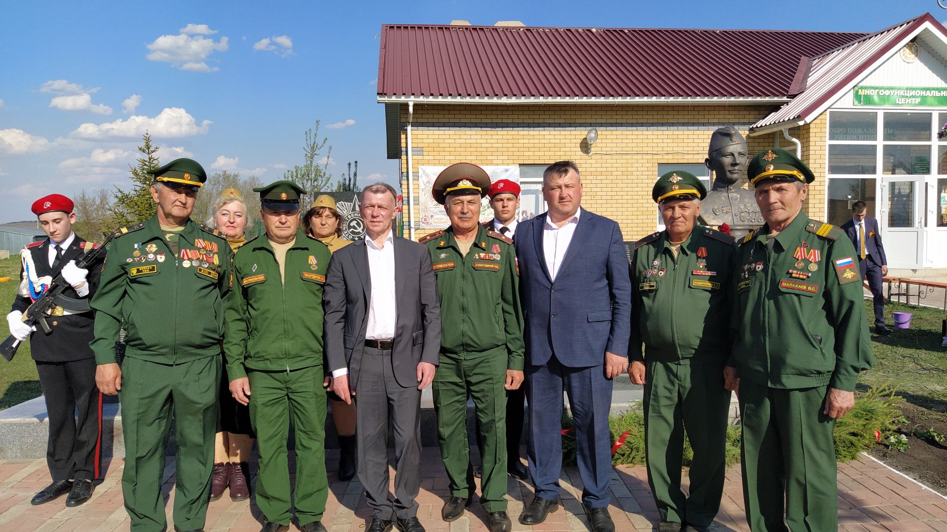 На открытии бюста полному кавалеру ордена Славы в Надеждине присутствовал депутат Госдумы РФ