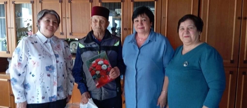 В селе Салтыганове с 90-летним юбилеем поздравили жителя села Рима Бикчантаева