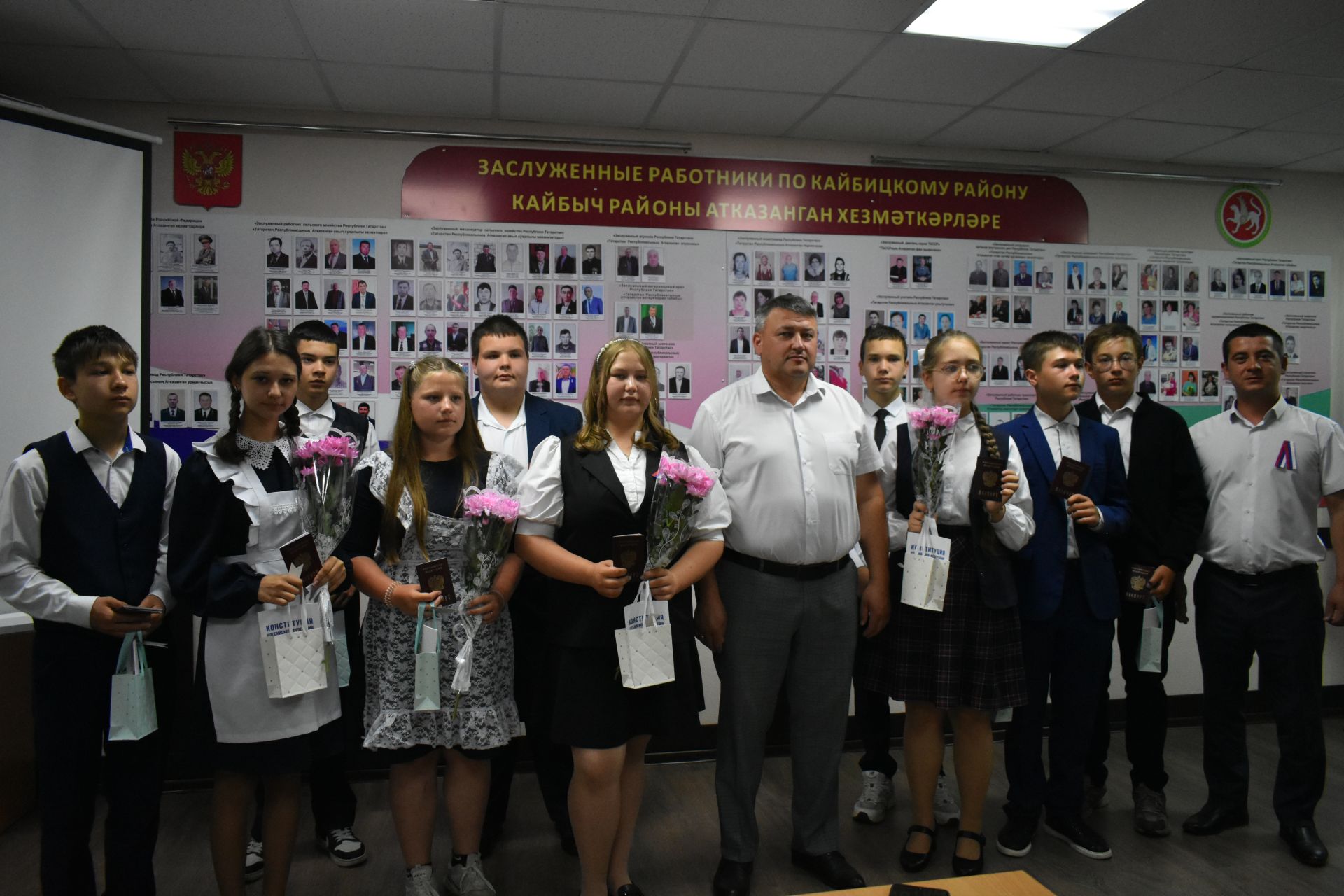 Первый шаг во взрослую жизнь: накануне Дня России кайбицким школьникам вручили паспорта