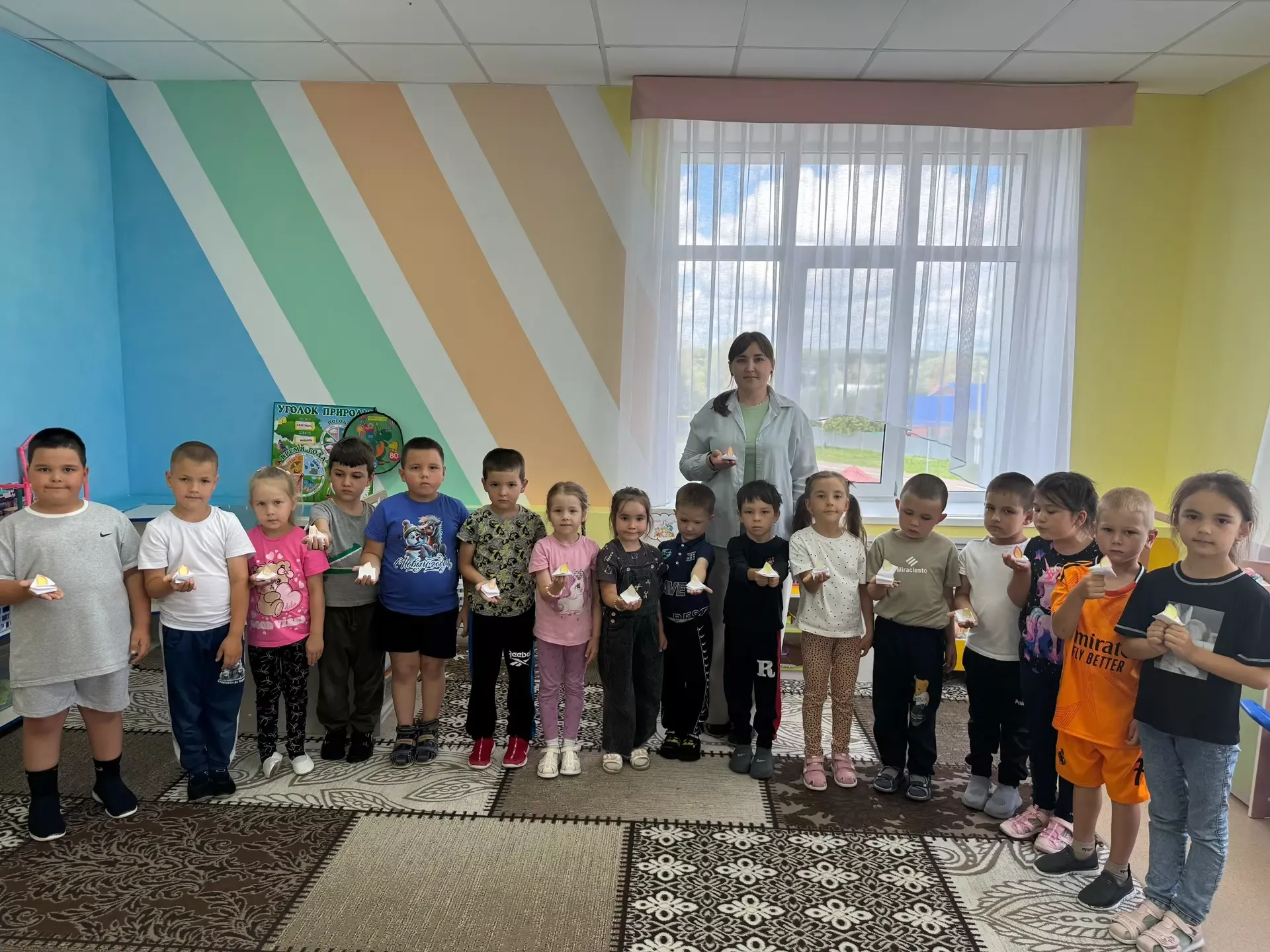 Свет памяти в детских руках: в детском саду «Миляшкай» прошло памятное занятие