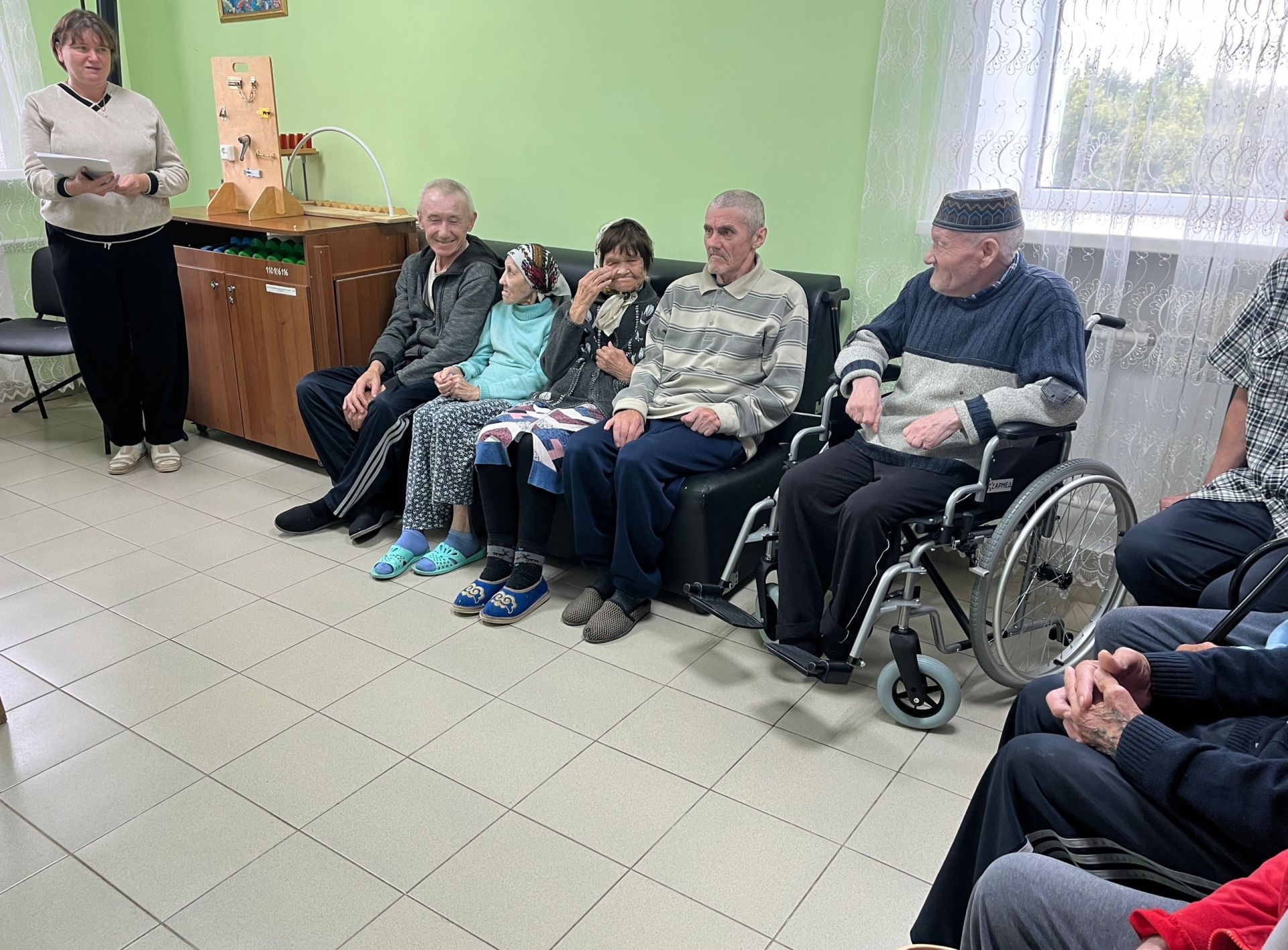 Специалист Кайбицкого дома-интерната для престарелых и инвалидов провела важную беседу с проживающими о правилах внутреннего распорядка