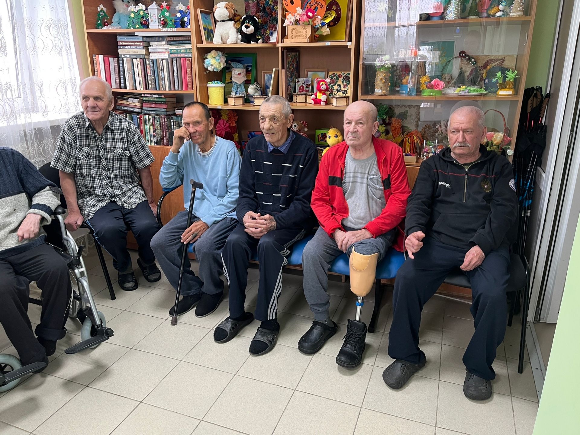 Специалист Кайбицкого дома-интерната для престарелых и инвалидов провела важную беседу с проживающими о правилах внутреннего распорядка
