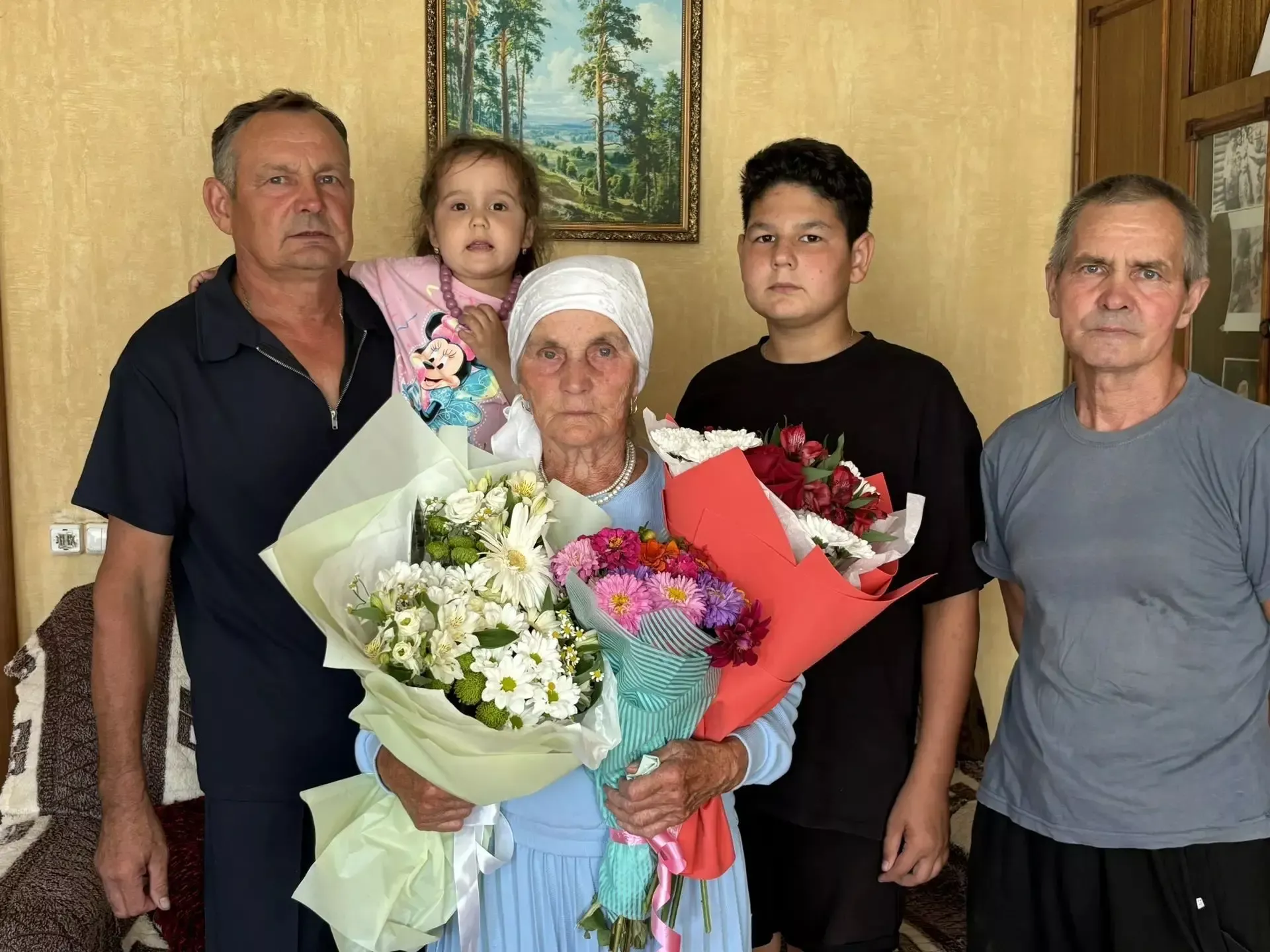 Маму Героя России в Малых Мемях поздравили с 80-летним юбилеем