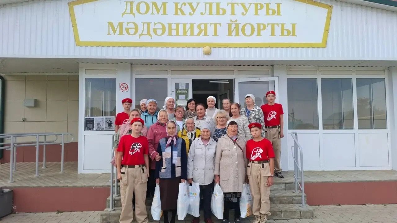 Юнармейцы Хозесановской школы помогли вручить подарки пенсионерам