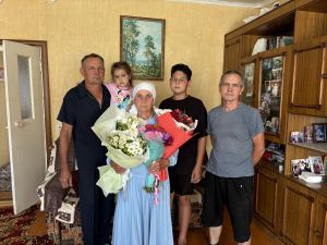 Маму Героя России в Малых Мемях поздравили с 80-летним юбилеем