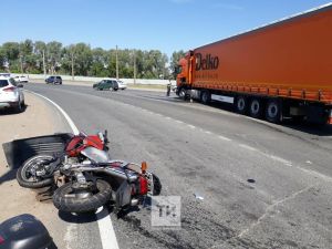 Мотоциклист на Honda влетел в авто на трассе в Татарстане и погиб