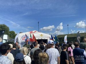 На празднике «Я выбираю небо!» работает пункт отбора на службу по контракту