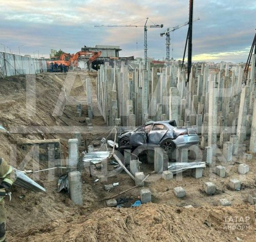 В Казани легковушка вылетела на сваи строящегося дома