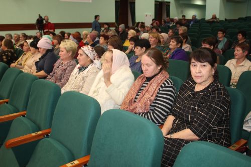 Район башлыгы Альберт Рәхмәтуллин махсус хәрби операциядә катнашучыларның әниләре һәм тормыш иптәшләре белән очрашты
