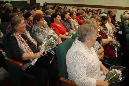 Район башлыгы Альберт Рәхмәтуллин махсус хәрби операциядә катнашучыларның әниләре һәм тормыш иптәшләре белән очрашты
