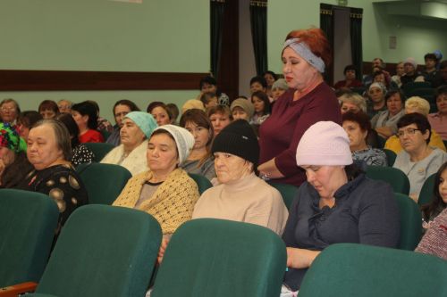 Район башлыгы Альберт Рәхмәтуллин махсус хәрби операциядә катнашучыларның әниләре һәм тормыш иптәшләре белән очрашты