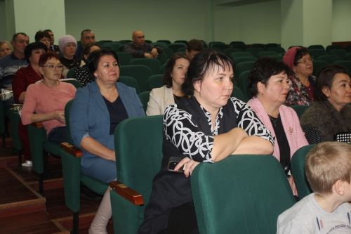 Район башлыгы Альберт Рәхмәтуллин махсус хәрби операциядә катнашучыларның әниләре һәм тормыш иптәшләре белән очрашты