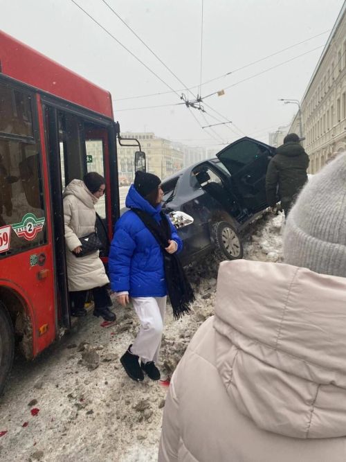 В центре Казани автобус столкнулся с легковушкой