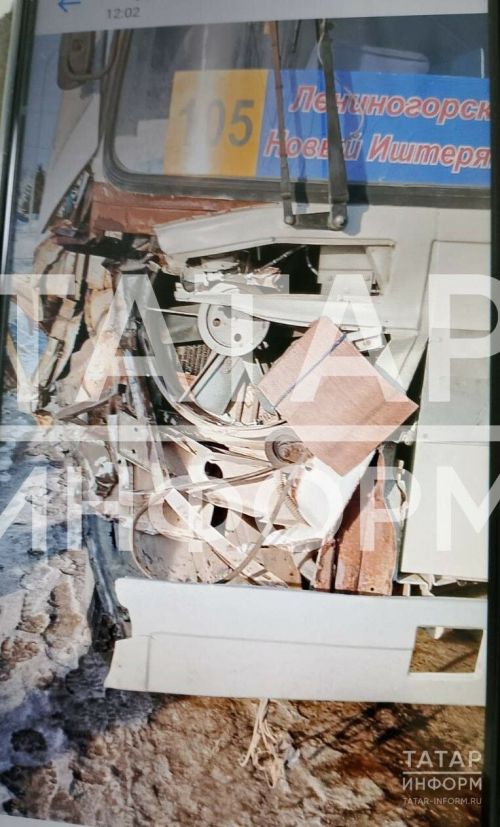 Пассажирский автобус столкнулся с трактором в Лениногорском районе РТ
