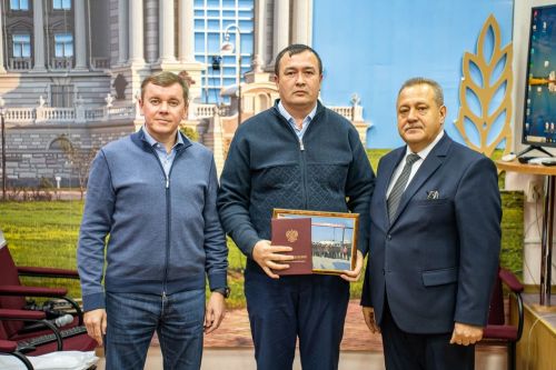 Главному аграрию района вручили удостоверение о прохождении обучения