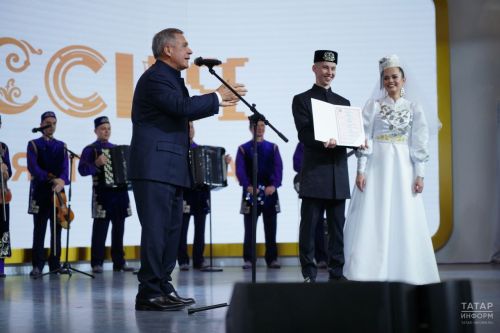 Молодая пара из Татарстана сыграла свадьбу на полях форума «Россия»