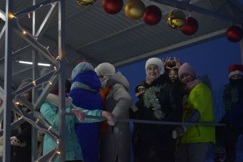 В Кайбицах под волшебный снегопад состоялось открытие главной елки района