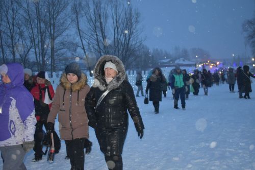 В Кайбицах под волшебный снегопад состоялось открытие главной елки района