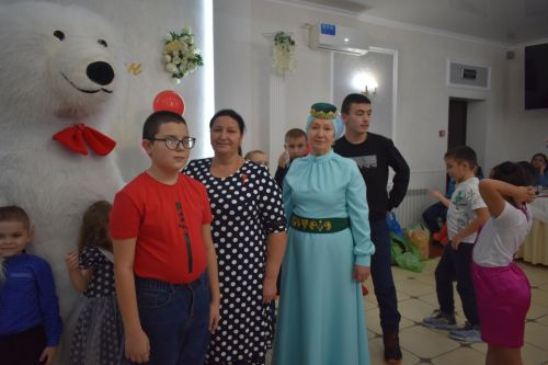 Кайбычта инвалид балаларны аналары белән бергә кунак иттеләр