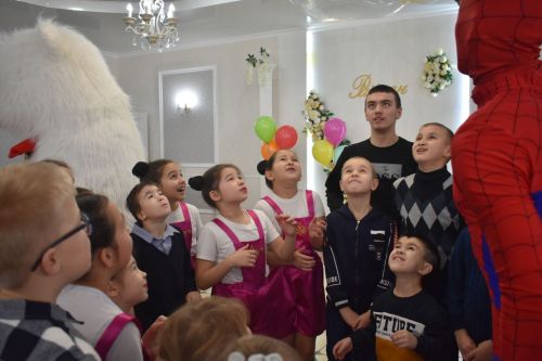 Кайбычта инвалид балаларны аналары белән бергә кунак иттеләр