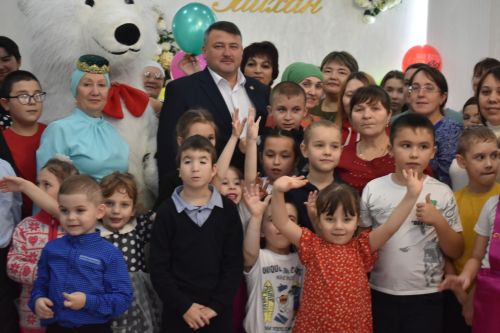 Кайбычта инвалид балаларны аналары белән бергә кунак иттеләр