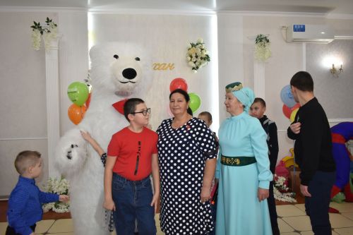 Кайбычта инвалид балаларны аналары белән бергә кунак иттеләр