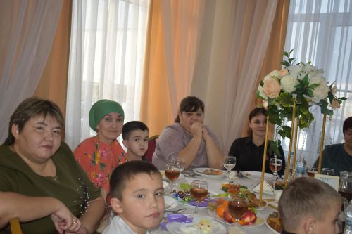 Кайбычта инвалид балаларны аналары белән бергә кунак иттеләр