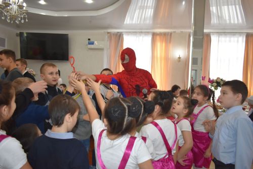 Кайбычта инвалид балаларны аналары белән бергә кунак иттеләр