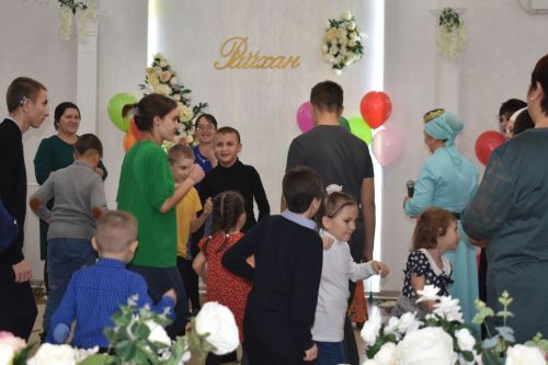 Кайбычта инвалид балаларны аналары белән бергә кунак иттеләр
