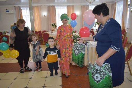 Кайбычта инвалид балаларны аналары белән бергә кунак иттеләр