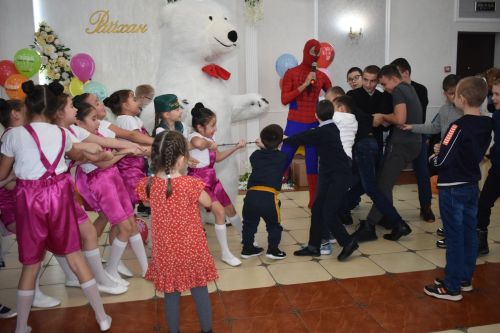 Кайбычта инвалид балаларны аналары белән бергә кунак иттеләр