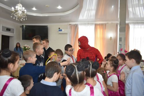 Кайбычта инвалид балаларны аналары белән бергә кунак иттеләр