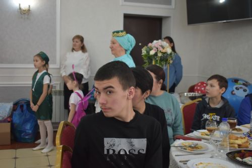 Кайбычта инвалид балаларны аналары белән бергә кунак иттеләр