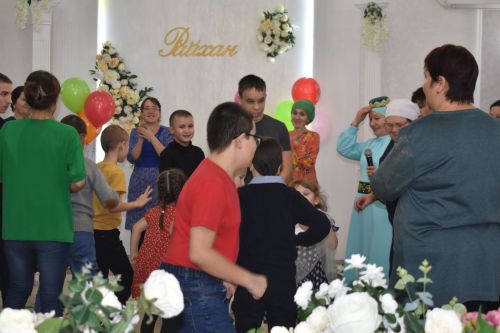 Кайбычта инвалид балаларны аналары белән бергә кунак иттеләр