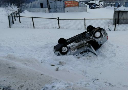 В Татарстане автомобиль перевернулся на крышу после ДТП, двое пострадали