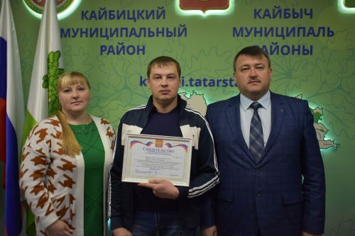 В Кайбицах семье передового механизатора вручили сертификат на строительство жилья